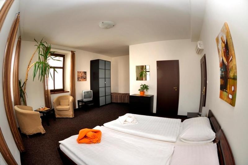 Hotel U Zlateho Byka Писек Экстерьер фото